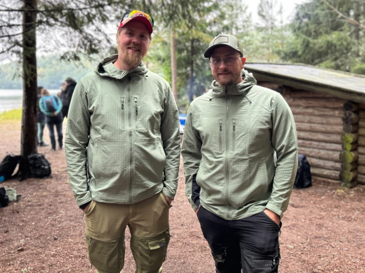 Rasmus och Robert står framför ett vindskydd och ler mot kameran som Nämforsens Äventyr och natur vid höga kusten inland